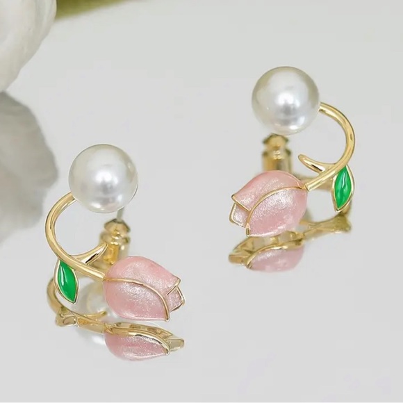NWT! Imitation Pearl Ladies Stud Earrings Fashion Tulip Flower Front And Back. - Picture 2 of 5